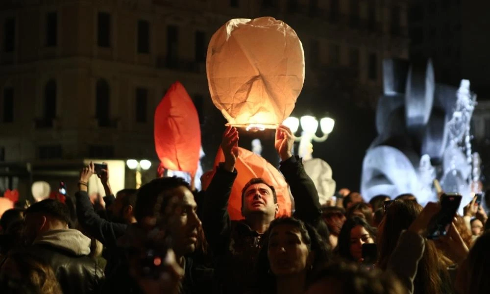 Επέστρεψε η «Νύχτα των Ευχών» Πλημμύρισε με εκατοντάδες φαναράκια ο Αθηναϊκός ουρανός (Εικόνες)